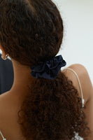 PEARL SHELL SILK SCRUNCHIE (SMALL)