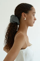 PEARL SHELL SILK SCRUNCHIE (MEDIUM)