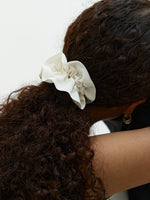 PEARL SHELL SILK SCRUNCHIE (SMALL)